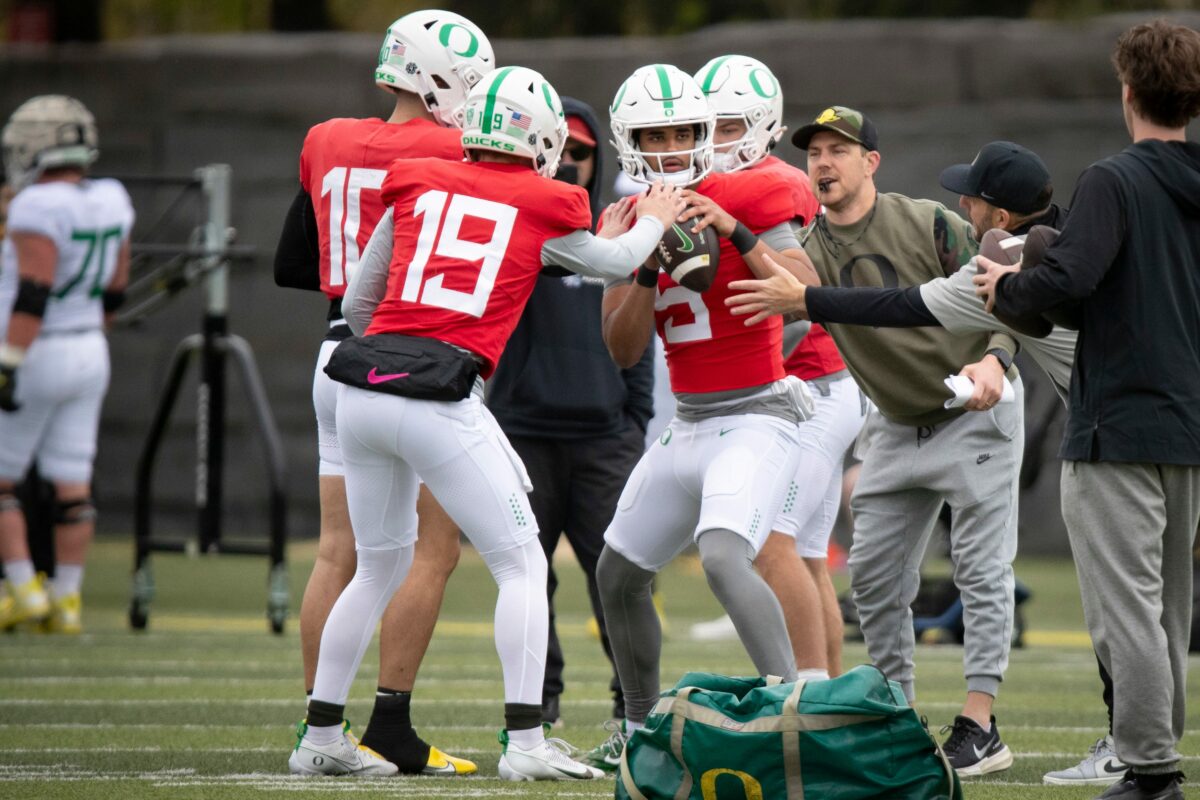 Oregon quarterbacks to get equal reps, chance to shine in Spring Game