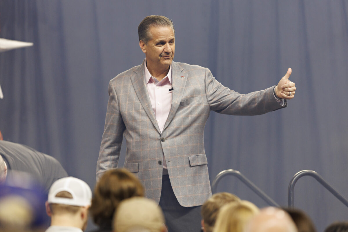 Arkansas coach John Calipari quicky earns fans’ praise up-close