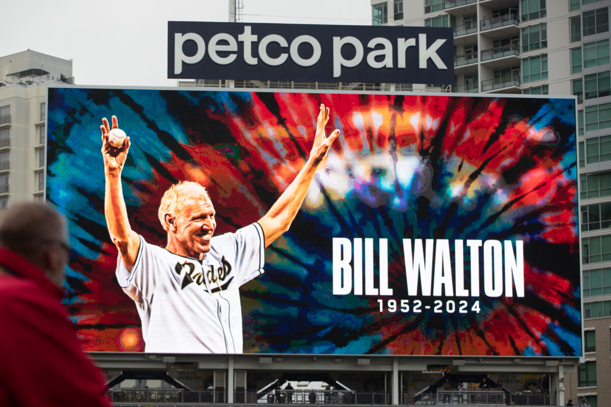 Padres honor San Diego legend Bill Walton