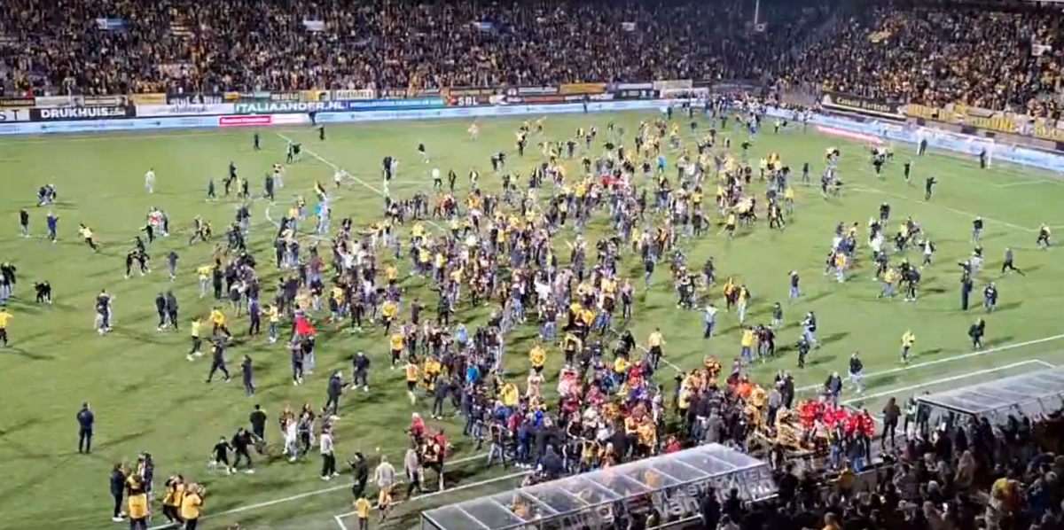 Roda JC fans storm field to celebrate promotion despite not being promoted