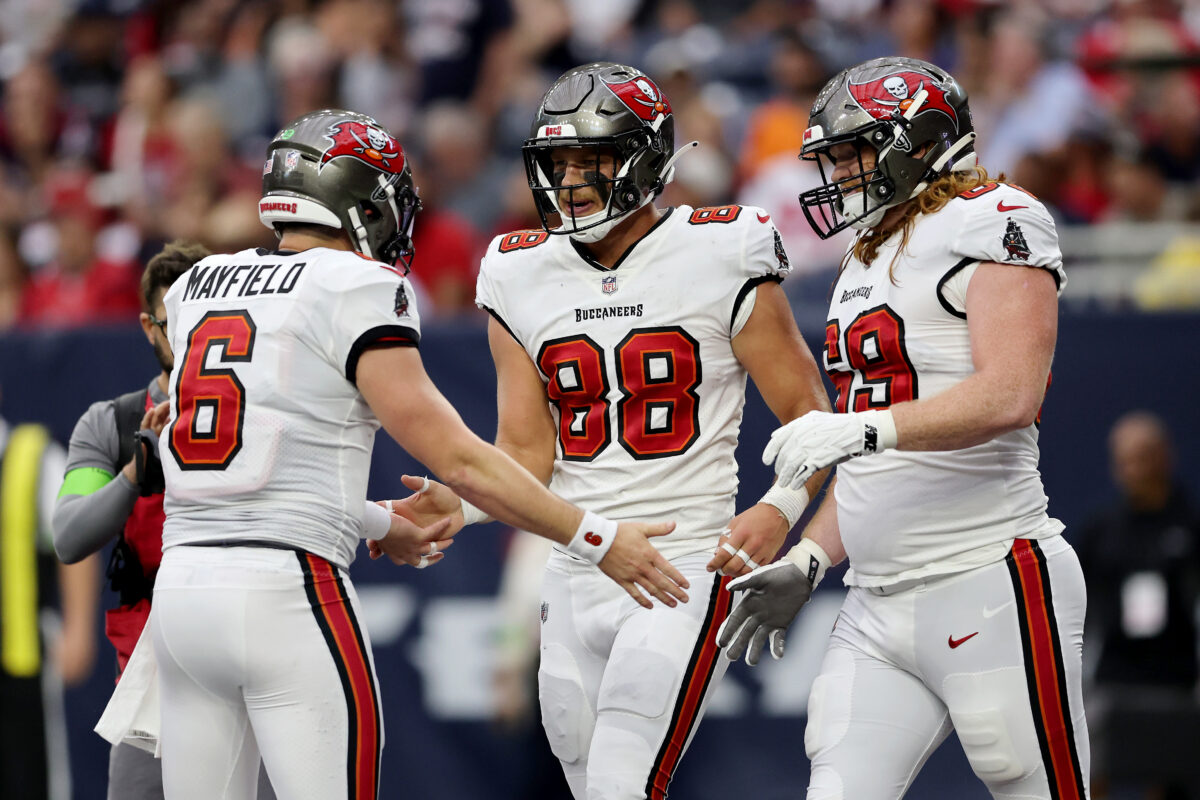 WATCH: Bucs TE Cade Otton makes ridiculous 1-handed catch at practice