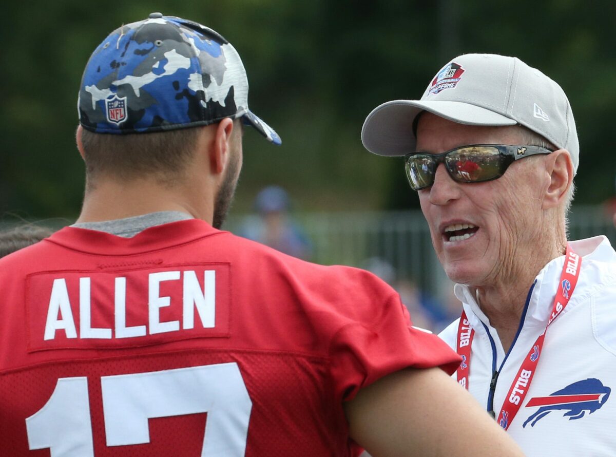 Jim Kelly stopped by Bills minicamp practice