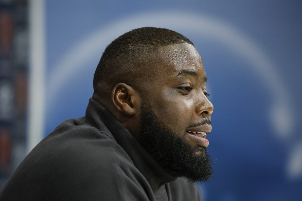 Bears facing uncertainty at right guard amid Nate Davis concerns