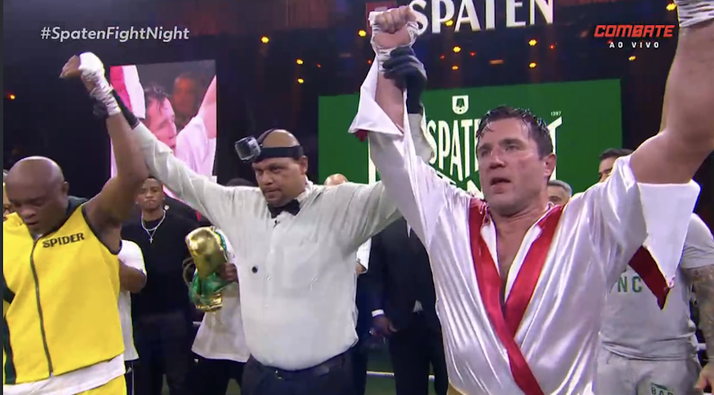 Video: Anderson Silva and Chael Sonnen fight to draw in bizarre boxing exhibition