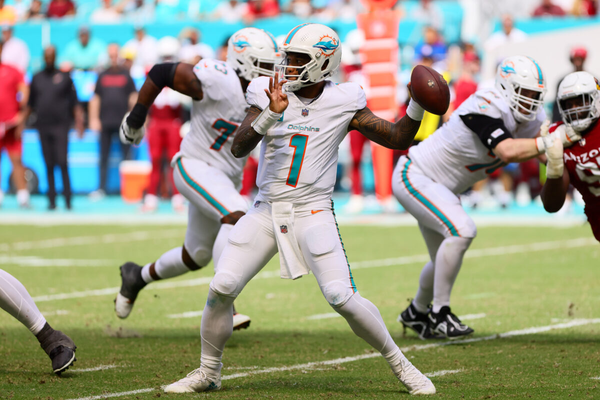 Botched snap leads to Cardinals safety against Dolphins