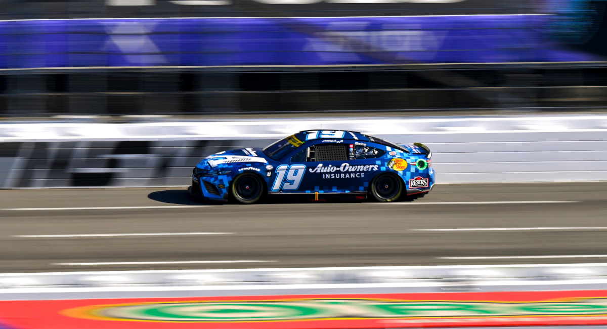 Truex sets the pace in extended Martinsville Cup practice