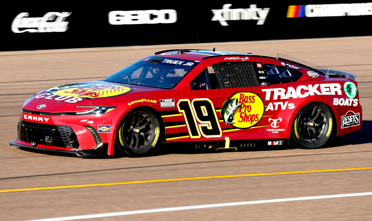 Truex powers to pole for his own Cup Series finale at Phoenix