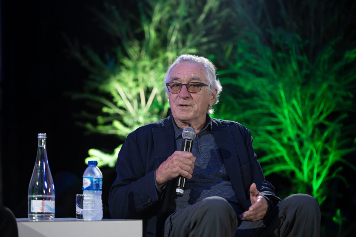 Robert DeNiro pops in on an Eagles tailgate before Jaguars game