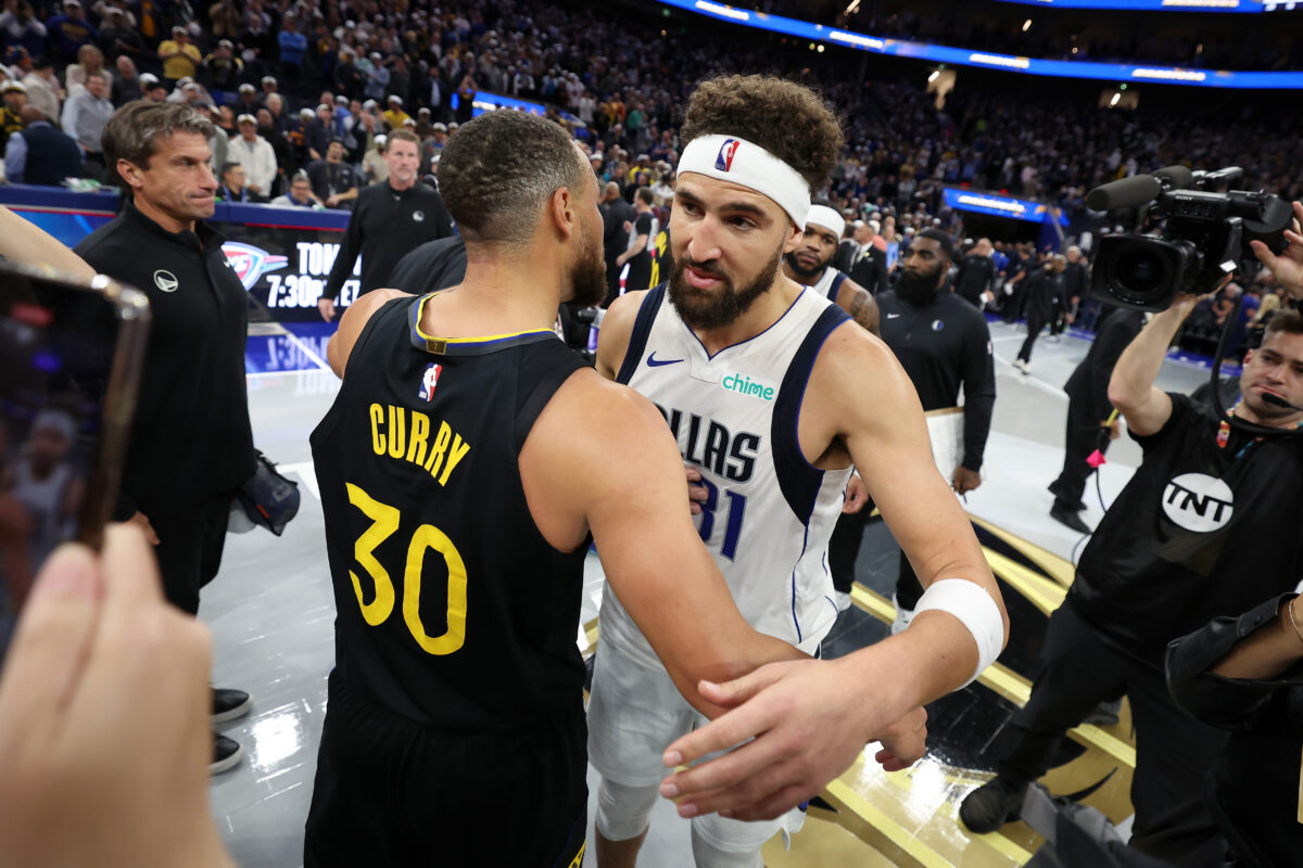 LOOK: Stephen Curry hugs Klay Thompson and other pictures of the day in the NBA