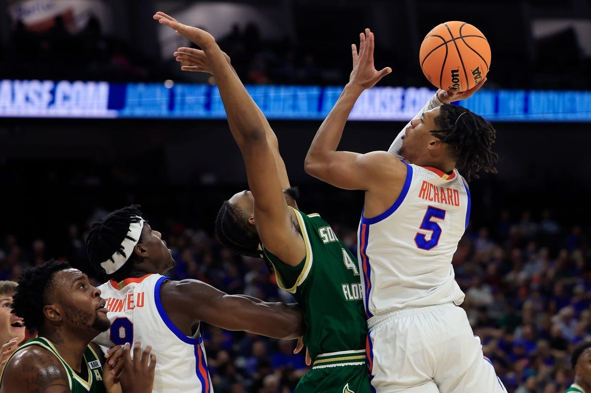 Gators hoops bumped up a spot in AP Poll after perfect opening week