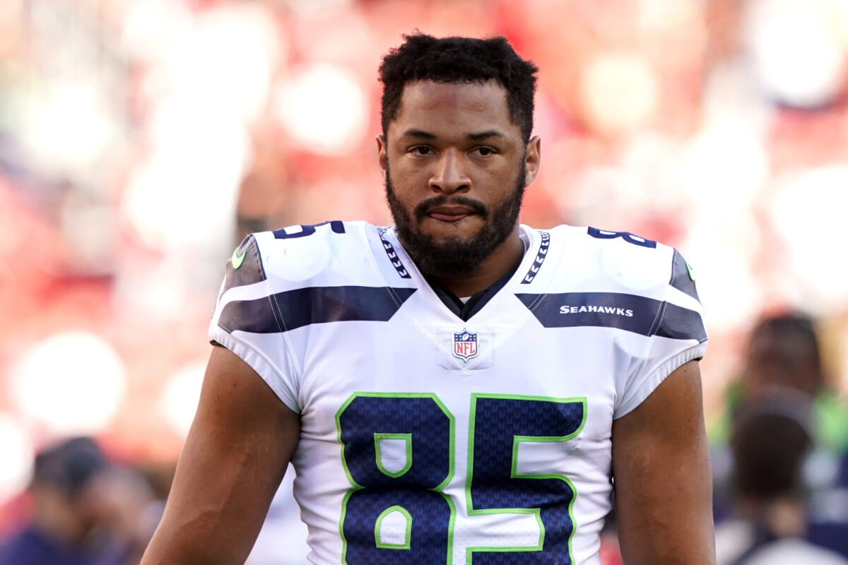 Seahawks waive TE Tyler Mabry, sign NT Brandon Pili to practice squad