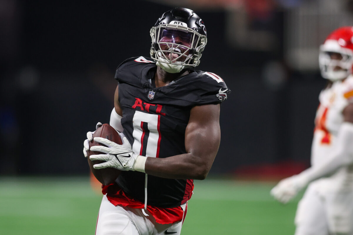 Falcons provide injury updates on Lorenzo Carter, Drew Dalman