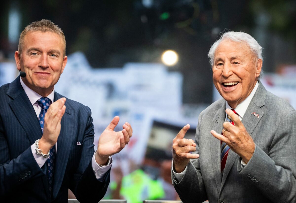 Peter Herbstreit meets Uga before Tennessee-Georgia