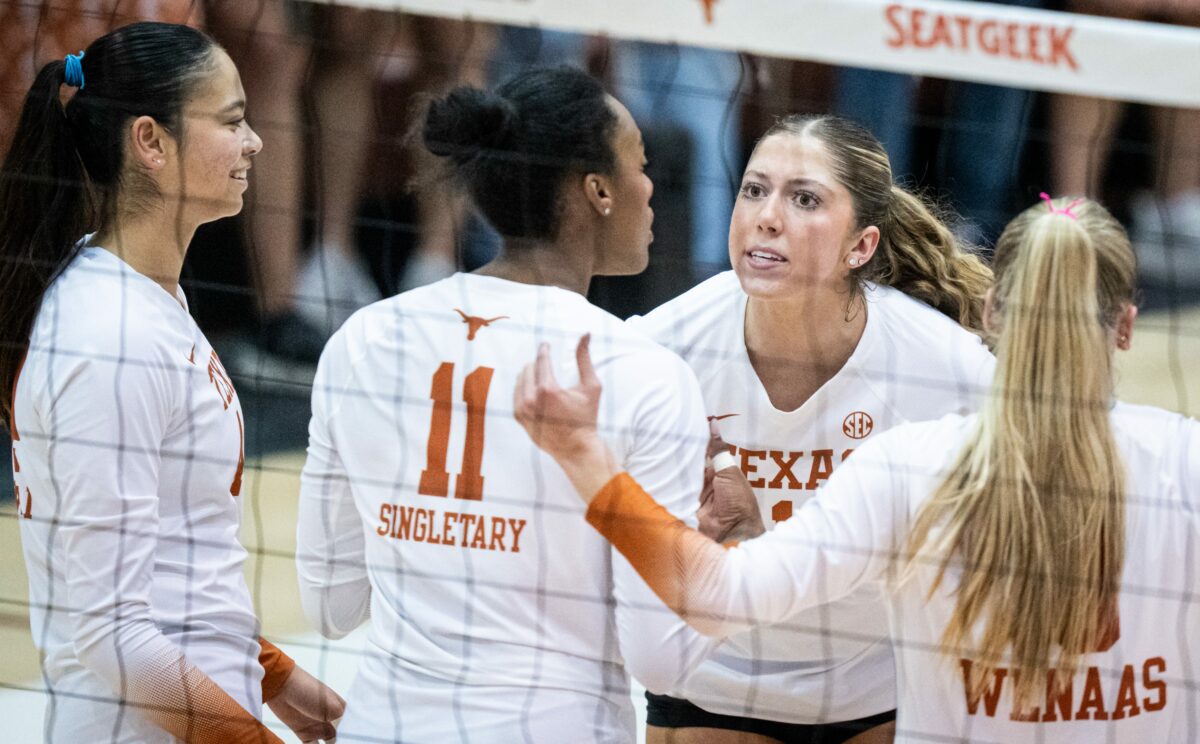 No. 9 Texas Volleyball Drops Third-Straight Five-Set Match Against Oklahoma