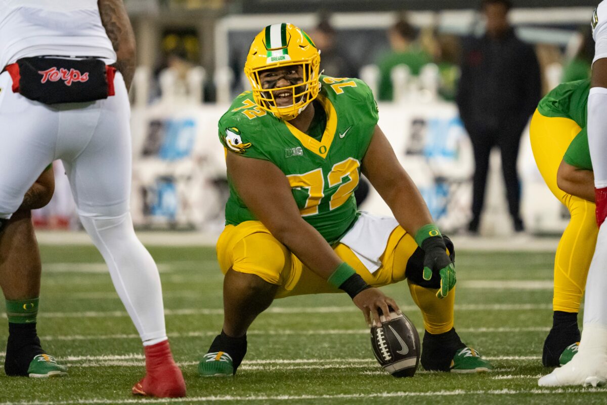 Oregon Ducks named semifinalist for Joe Moore Award