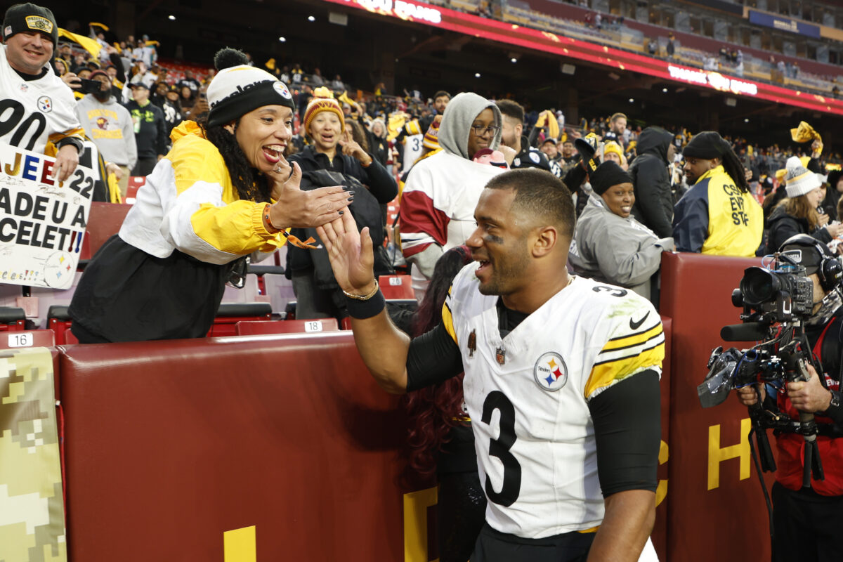 Former Wisconsin quarterback leads Steelers to statement victory