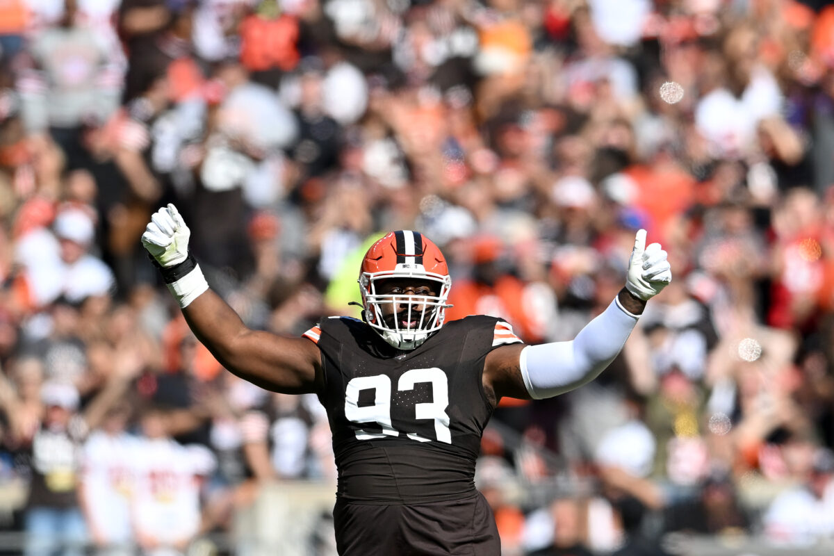 Browns DT Shelby Harris leaves game with an elbow injury