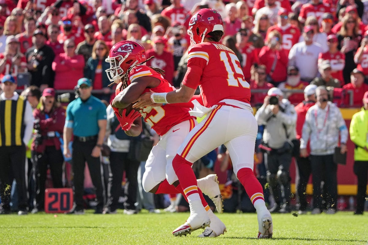 Chiefs vs. Texans: Kareem Hunt scores go-ahead touchdown before halftime