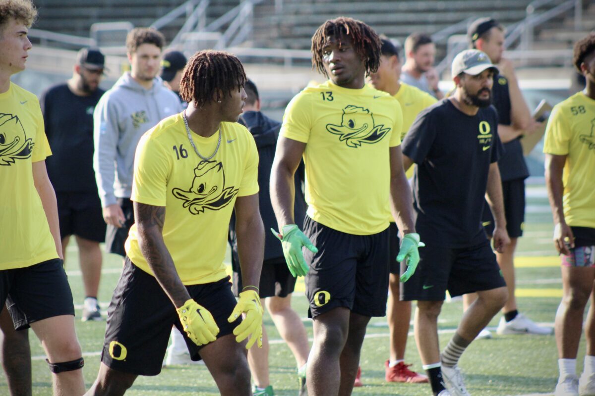 Dez Bryant shows love for Oregon Ducks 5-star WR Dakorien Moore