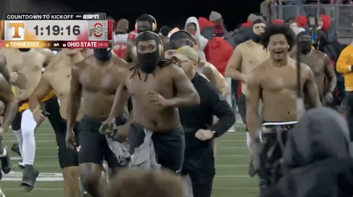 Tennessee players warmed up shirtless despite freezing temperatures at Ohio State