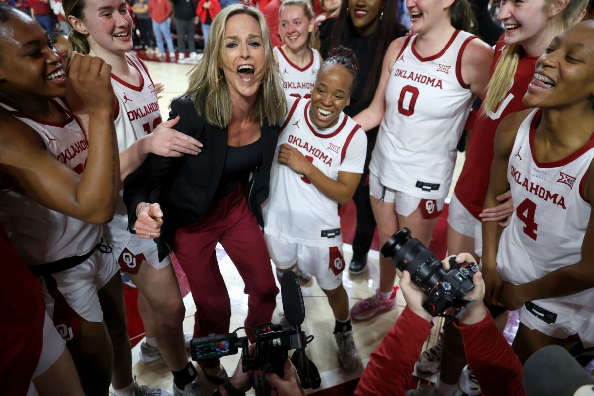 Where did the Oklahoma Sooners land in the latest USA TODAY Sports WBB Coaches Poll?