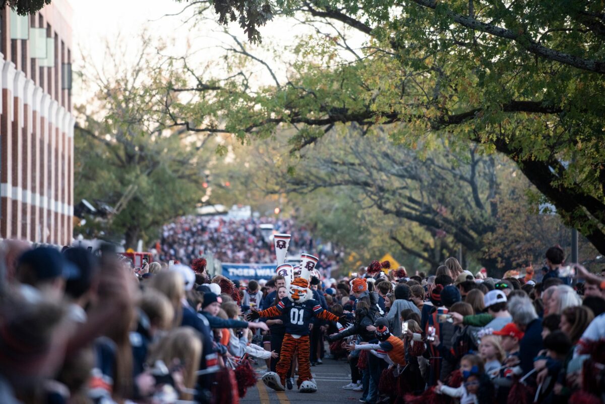 Auburn officially signs four-star cornerback Donovan Starr