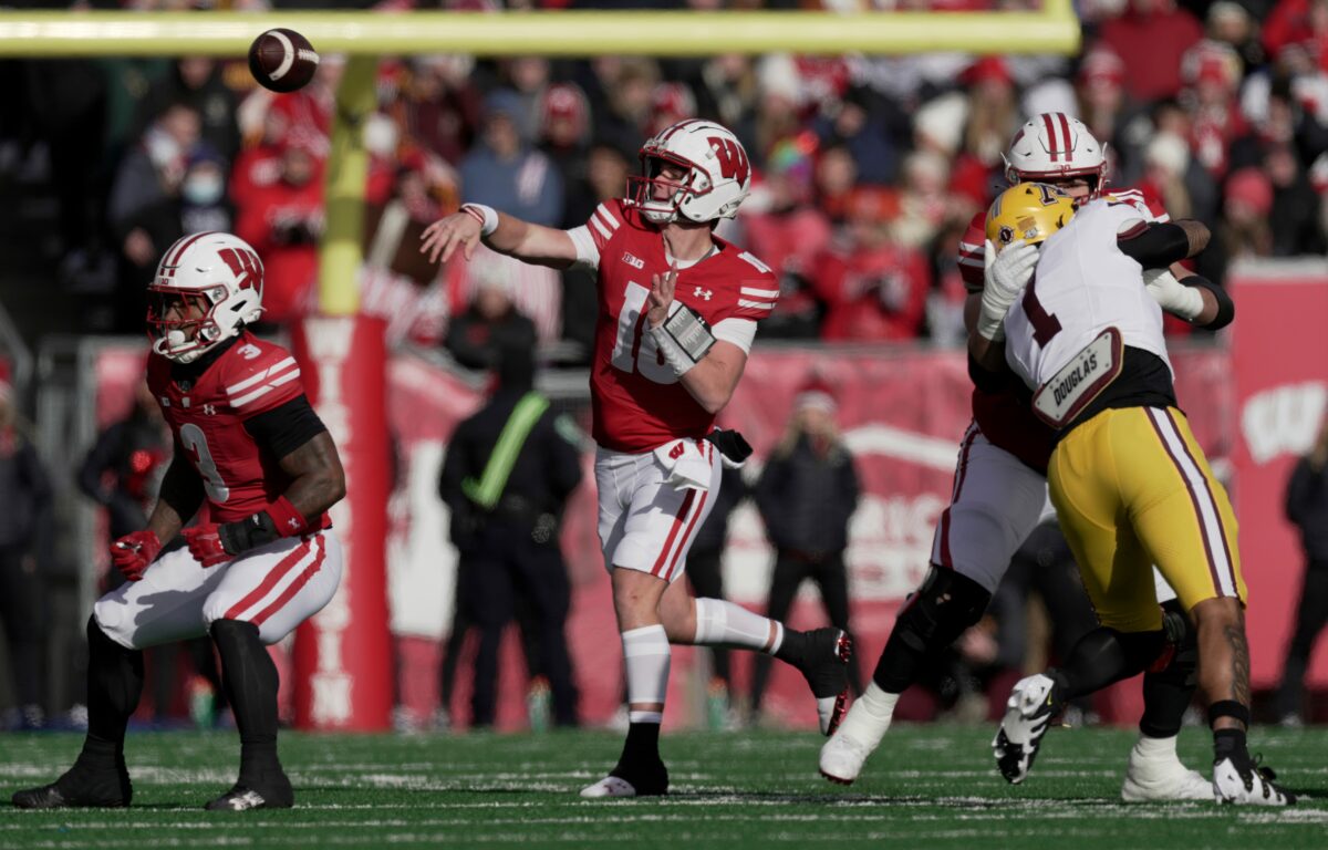 BREAKING: Wisconsin quarterback enters NCAA transfer portal