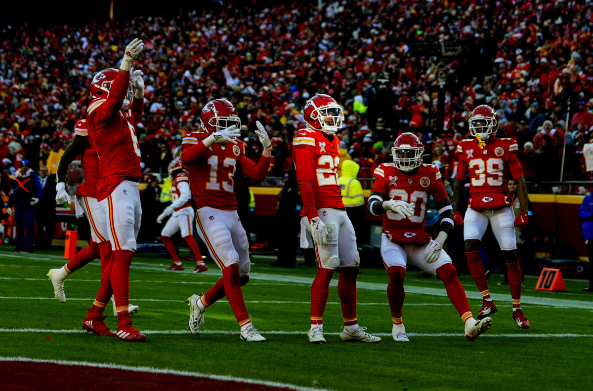 Chiefs improve to 14-1 with 16th straight one-score victory