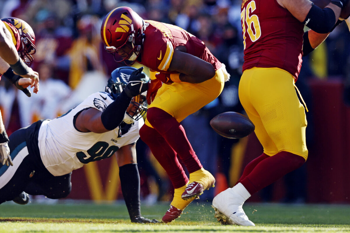 Jalen Carter makes insane play on forced fumble