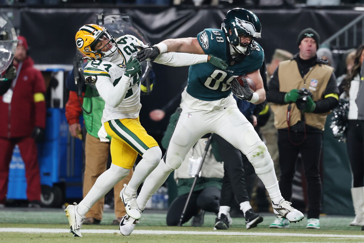 Dallas Goedert destroys Carrington Valentine en route to Eagles touchdown