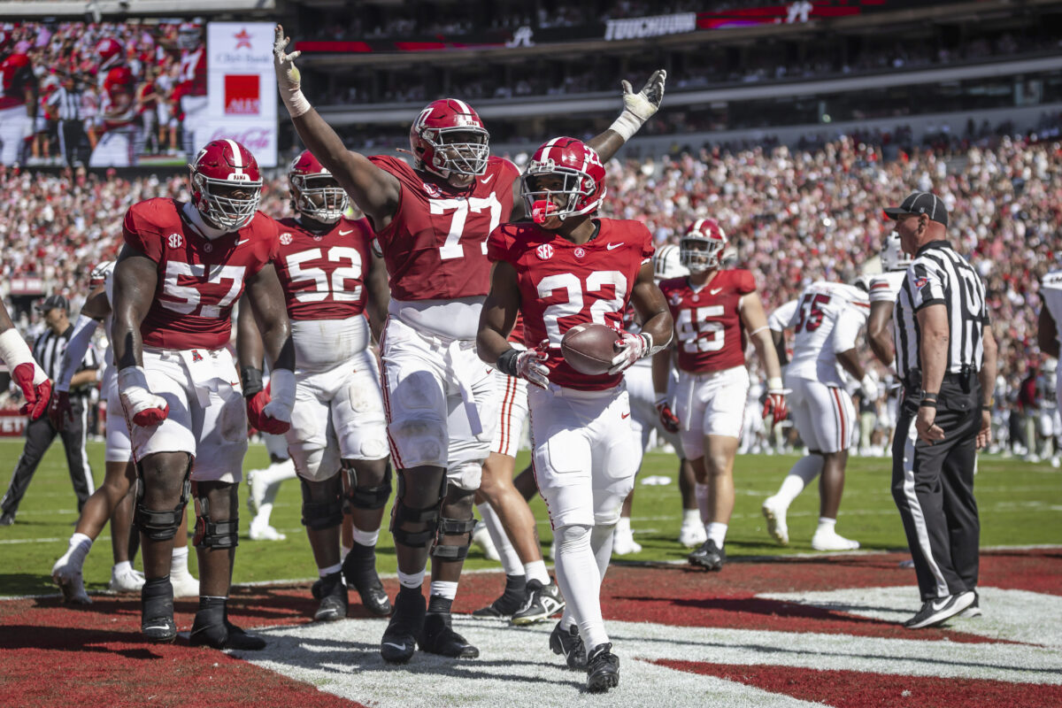 Alabama starting offensive guard announces return for 2025 season